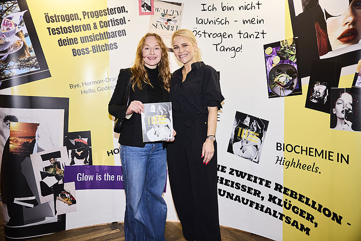 Brigitte Hobmeier, Jana Schmitt-Gau: Buchpr&auml;sentation &bdquo;The Me Code&ldquo; von Autorin Jana Schmitt-Gau im &bdquo;Grapes&ldquo; im Cortiina Hotel in M&uuml;nchen (&copy;Foto:PR/The me code) 